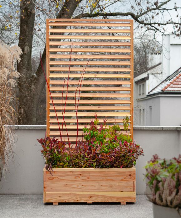 Pflanzkübel mit Sichtschutzjalousien aus Lärchenholz Venetian
